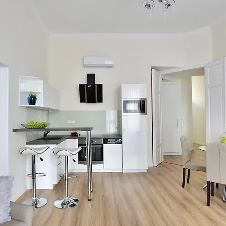 Julia Superior In The Center. Apartment Budapest